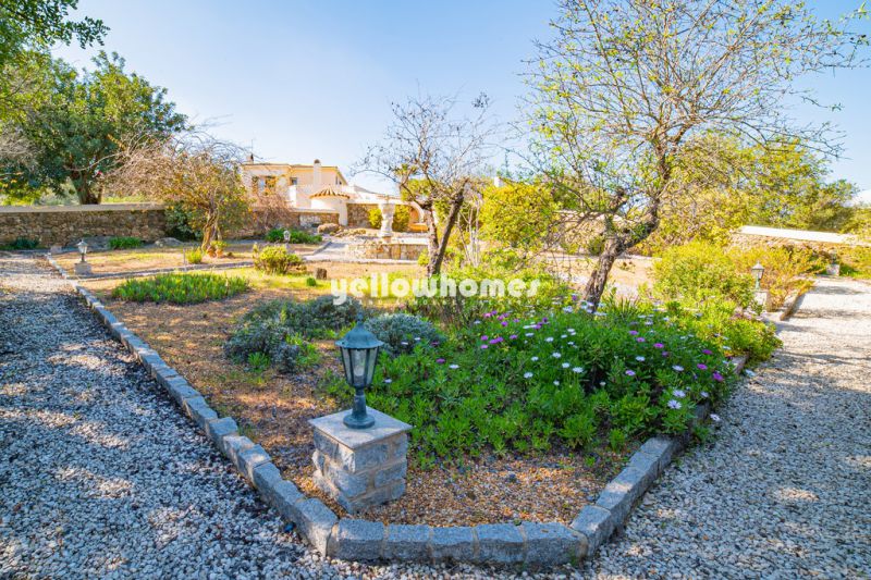 A 4-bedroom villa with central heating and pool near Boliqueime